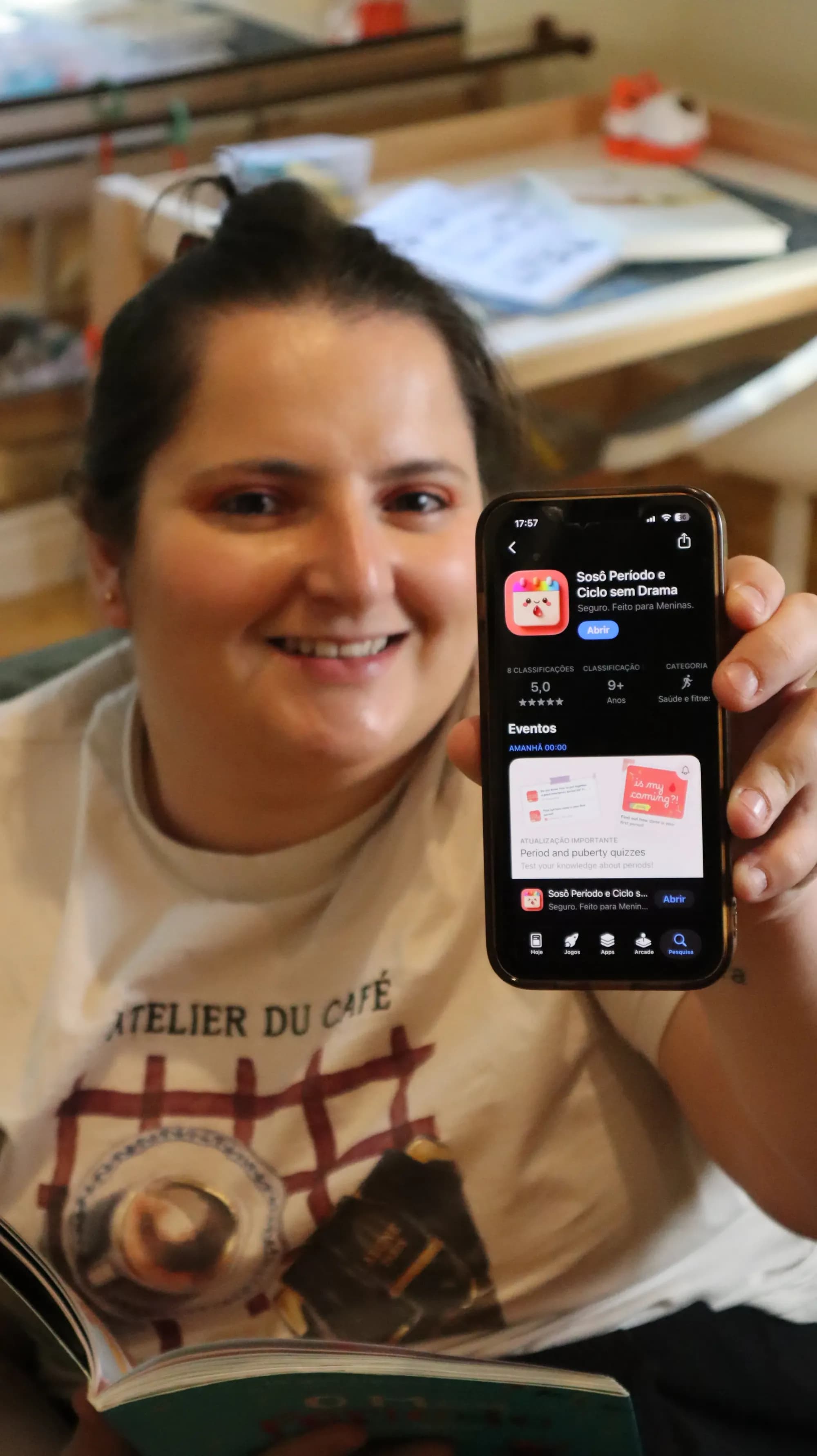 veronica segurando app soso